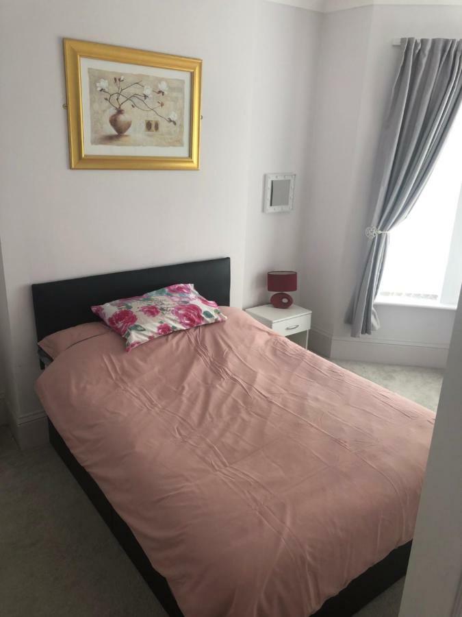Cheapsleepz 49 Moscow Drive Hotel Liverpool Esterno foto