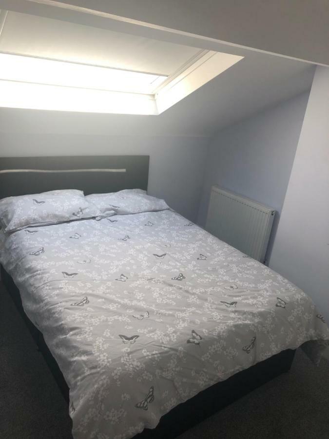 Cheapsleepz 49 Moscow Drive Hotel Liverpool Esterno foto