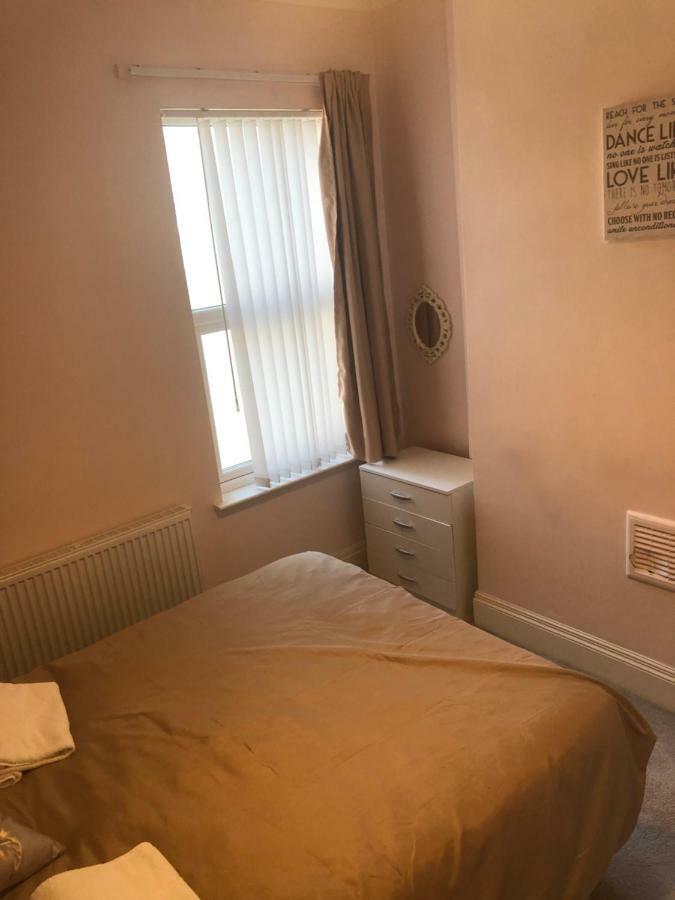 Cheapsleepz 49 Moscow Drive Hotel Liverpool Esterno foto