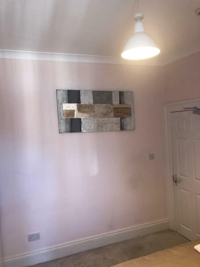 Cheapsleepz 49 Moscow Drive Hotel Liverpool Esterno foto