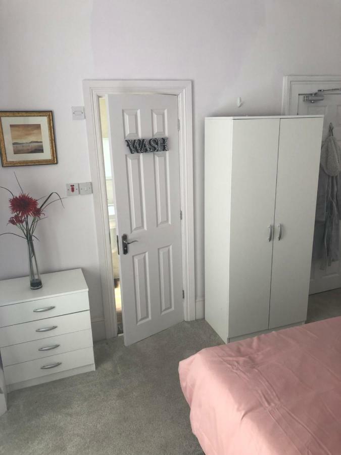 Cheapsleepz 49 Moscow Drive Hotel Liverpool Esterno foto