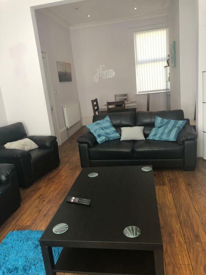 Cheapsleepz 49 Moscow Drive Hotel Liverpool Esterno foto