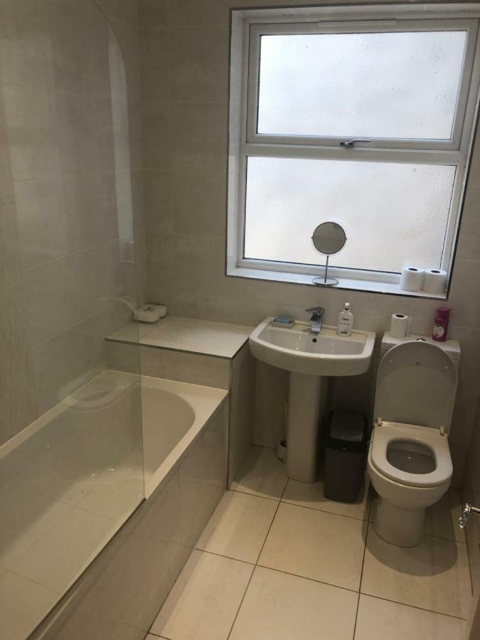 Cheapsleepz 49 Moscow Drive Hotel Liverpool Esterno foto