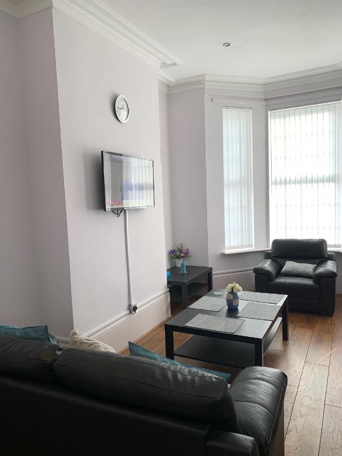 Cheapsleepz 49 Moscow Drive Hotel Liverpool Esterno foto