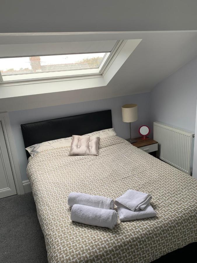 Cheapsleepz 49 Moscow Drive Hotel Liverpool Esterno foto